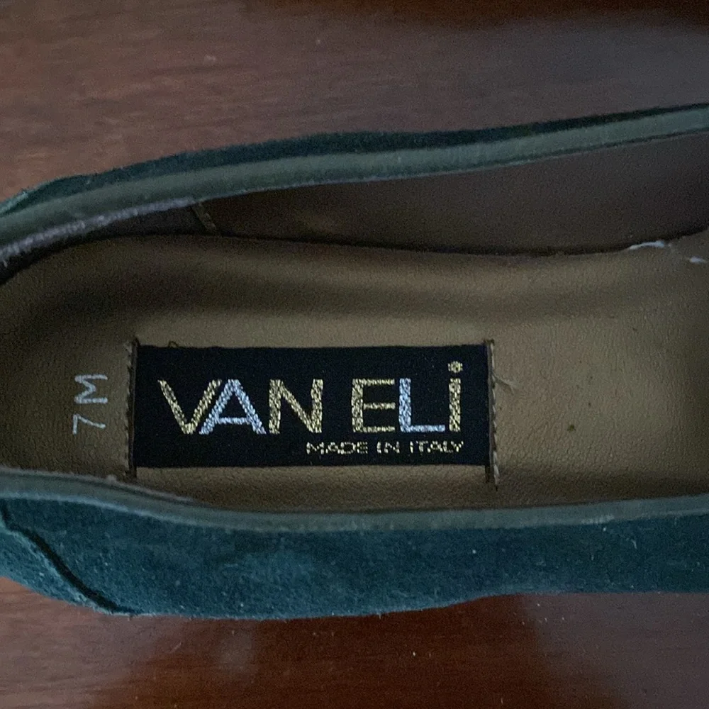 Van Eli Jasmine Green Suede Flats Made in Italy Size 7 NWT